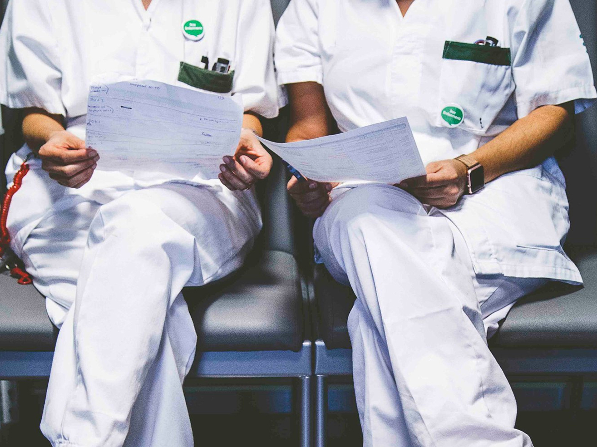 Enfermeras consultando documentación de la OPE